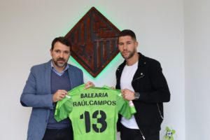 thumbnail_José Tirado y Raúl Campos posan con la camiseta del jugador madrileño delante del escudo del Palma Futsal