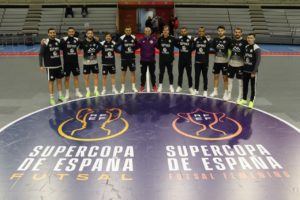 thumbnail_El equipo posa en el centro de la pista del Palacio Municipal de los Deportes de Jerez, sede de la Supercopa de España 2