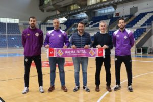 thumbnail_Fabio, Vadillo, José Tirado, Pablo Muñiz y Marlon posan juntos en Son Moix con la bufanda del Palma Futsal Experience by Bauhaus