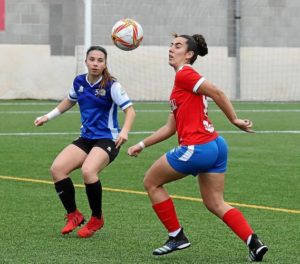 Imágenes del encuentro disputado ayer en Ca Na Paulina donde el Sant Lluís no estuvo acertado en tareas defensivas. | Teresa Ayuga