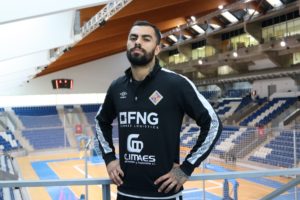 Diego-Nunes-posa-con-la-pista-de-Son-Moix-de-fondo-3