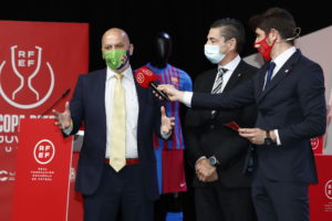 Isidoro-de-Miguel-director-de-relaciones-institucionales-del-Palma-Futsal-junto-al-presidente-de-Movistar-Inter-en-el-sorteo-de-la-Copa-de-España-2