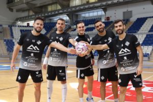 thumbnail_Marlon, Fabio, Pope, Tomaz y Elñoy Rojas posan aguantando un balón en Son Moix (1)