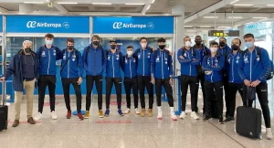 La-expedicion-posa-en-el-aeropuerto-antes-de-viajar-a-Soria