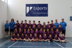 Los niños del Campus Fundació Miquel Jaume Palma Futsal posan juntos con los monitores