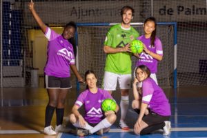 thumbnail_Carlos Barrón posa con cuatro jugadoras del Torneo por la Igualdad que se disputará el sábado 23 de abril 1