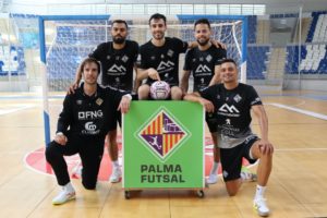 Nunes-Eloy-Rojas-Marlon-Barrón-y-Mancuso-posan-juntos-en-Son-Moix-con-el-escudo-del-Palma-Futsal