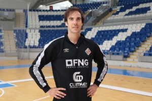 thumbnail_Carlos Barrón posa en Son Moix tras su reaparición en los entrenamientos con el Palma Futsal (2)