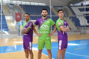 thumbnail_Neguinho, Gordillo y Carlos posan con la camiseta especial del Palma Futsal diseñada para la disputa de la Copa del Mundo Sub21 (3)