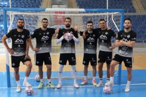 thumbnail_Nunes, Tomaz, Fabio, Eloy Rojas, Mancuso y Marlon posan en una de las porterías de Son Moix (3)