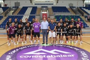 El-Palma-Futsal-posa-junto-a-José-Hila-antes-del-entreno-del-viernes-1 (1)