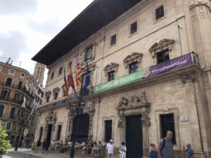 thumbnail_Cort ya luce el escudo del Palma Futsal en su fachada