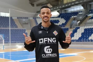 Neguinho-posa-en-Son-Moix-en-su-primer-entreno-con-el-Palma-Futsal-3