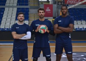thumbnail_Xavier Folguera, Renzo Cairús y Manu Furtado posan con un balón