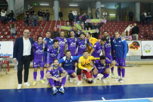 La-plantilla-del-Mallorca-Palma-Futsal-celebra-la-victoria-junto-a-unos-aficionados-desplazados1