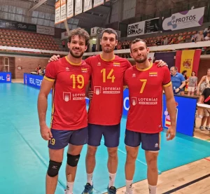 Martin-De-Chavarria-Miquel-Angel-Fornes-i-Jordi-Ramon-posen-junts-despres-dun-partit-amb-la-seleccio-espanyol-2