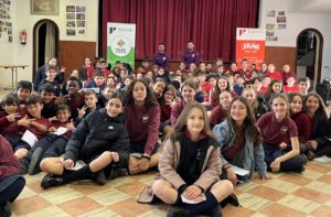 thumbnail_Eloy Rojas y Marlon posan junto a los alumnos del colegio Nostra Senyora de la Consolació