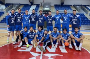 thumbnail_La plantilla del Mallorca Palma Futsal posa en la pista de Son Moix