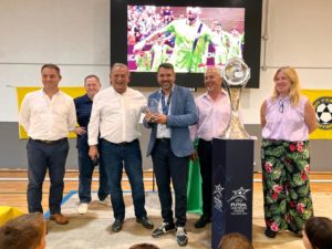 José Tirado recibe un reconocimiento en nombre del Mallorca Palma Futsal en Son Ferrer, Calvià
