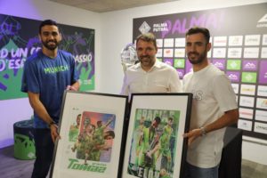 Tomaz-Jose-Tirado-y-Eloy-Rojas-posan-junto-a-los-cuadros-que-entrego-el-club-a-los-jugadores