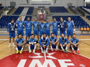 thumbnail_La plantilla del Mallorca Palma Futsal posa en la pista de Son Moix