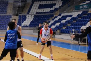 Longarela, a punto de tirar a canasta