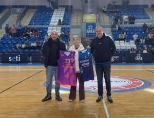 thumbnail_Entrega camisetes Emma Aparicio contra cáncer infantil