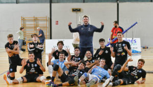 Los jugadores de la UD Ibiza Volley posan tras una victoria esta temporada