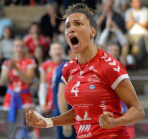 Marcella Amaral, jugadora del Avarca de Menorca, celebra un punto en la semifinal del playoff (1)