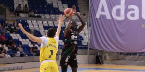 Rashun Williams lanza a canasta