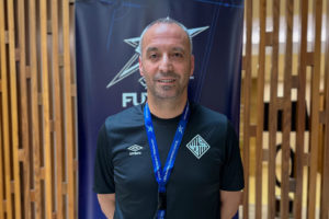 Antonio-Vadillo-posa-con-un-cartel-de-la-UEFA-Futsal-Champions-League