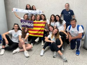 El KCM Construccions Alaró Vòlei en el aeropuerto aantes de viajar a Barcelona
