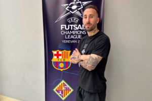 Rivillos-posa-con-un-cartel-de-la-UEFA-Futsal-Champions-League-1024x683