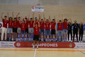 thumbnail_El Motorisa CV Pòrtol levanta el trofeo que le acredita como tercer clasificado del Campeonato de España junior