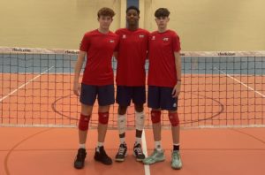 thumbnail_Rafel Tugores, Izunna Okafor y Alejandro Swistek posan en el Pabellón Campo de la Juventud tras un entrenamiento con la selección española Sub17