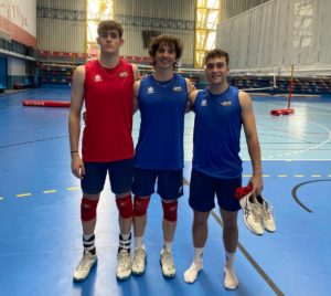 Marc Alomar, Hugo Marzo y Álex Sánchez posan juntos en un entreno previo al Campeonato de Europa
