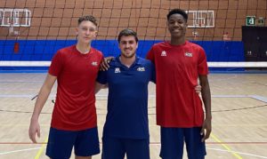 thumbnail_Rafel Tugores, Josep Tous e Izunna Okafor posan juntos tras un entrenamiento con la selección española Sub17 antes del Mundial