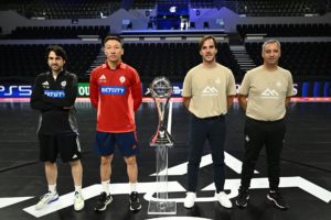 thumbnail_Posado de los entrenadores y capitanes finalistas de la UEFA Futsal Champions League