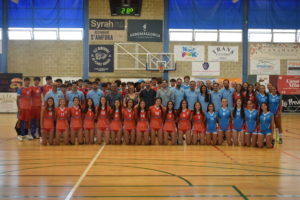 Las cuatro selecciones baleares posan juntas el día de las convocatorias definitivas junto a las autoridades del Ayuntamiento de Alcudia