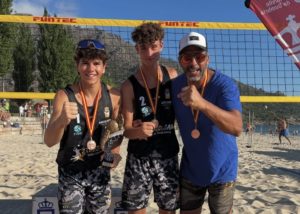 thumbnail_El NZA Academy, tercero de España Sub19 de vóley playa (de izq. a der. Pere Flequer, Pere Andreu y Nicolás Zanotta)