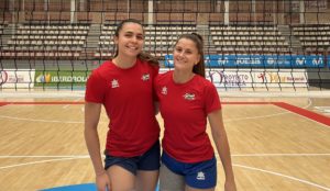 thumbnail_Inés Victory y Tinons Munar posan juntas antes de arrancar el preeuropeo con la selección española Sub21