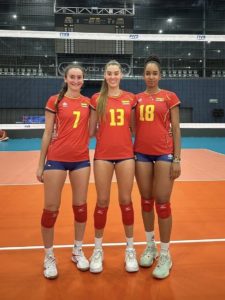 thumbnail_Julia Caldentey, Sara Verbeek y Paz Okeke posan juntas antes de disputar el Campeonato del Mundo Sub19 femenino