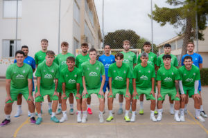 Los jugadores y el cuerpo técnico del Illes Balears Palma Futsal B posan en el exterior del Poliesportiu Borja Moll