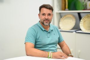 thumbnail_José Tirado posa en las oficinas del Illes Balears Palma Futsal (1)