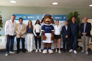 Foto_de_grupo_con_autoridades_organizadores_y_jugadoras_del_torneo