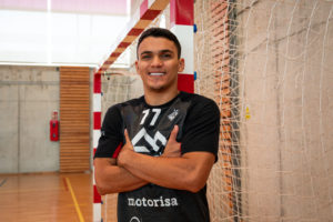 Mateus-Maia-posa-en-el-Pabellón-Toni-Pizá