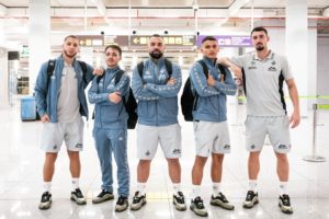 thumbnail_Charuto, David Peña, Dennis, Mateus Maia y Deivão posan en el Aeropuerto de Son Sant Joan