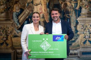 thumbnail_José Tirado entrega a Marga Prohens su abono