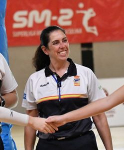 Gloria Souto arbitrando en un partido de Superliga (2)