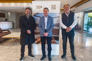 José Tirado, Toni Ferrer y Bernat Bauçà posan en el Hotel Valparaíso
